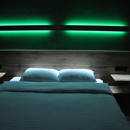 Full House Capsule Hostel Rivne Extérieur photo A room at the hotel