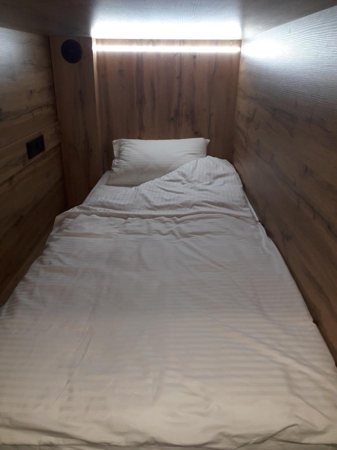 Full House Capsule Hostel Rivne Extérieur photo A futon