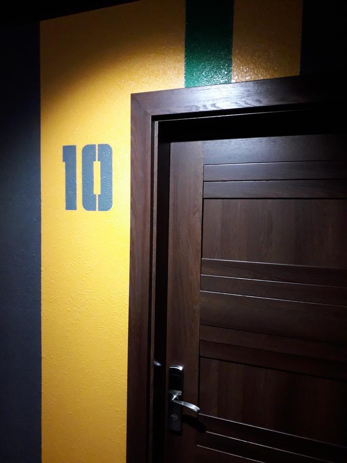 Full House Capsule Hostel Rivne Extérieur photo A room at the hotel