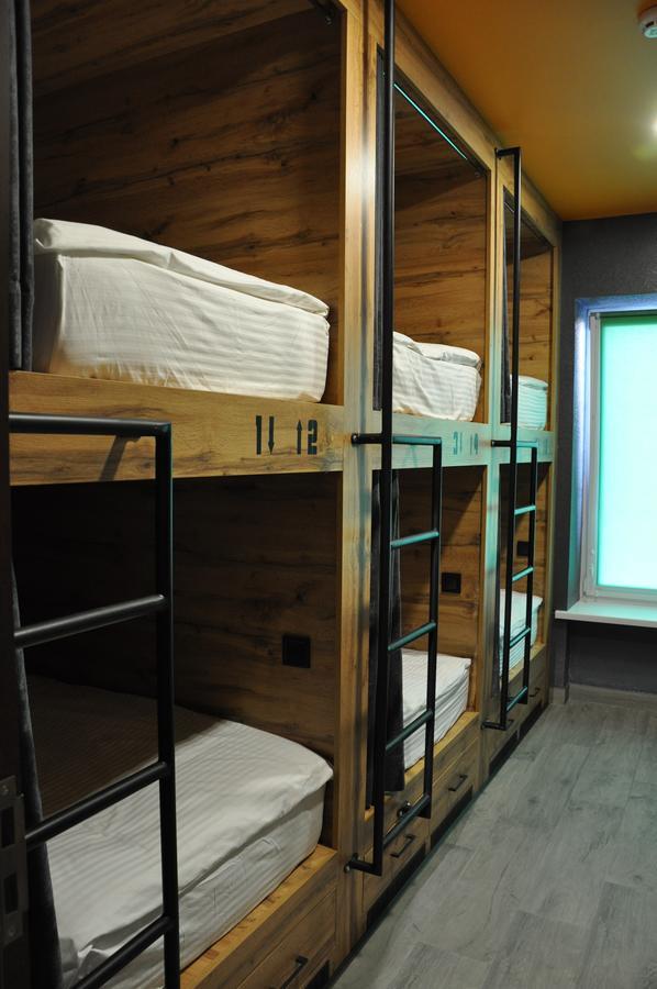 Full House Capsule Hostel Rivne Extérieur photo A bunk bed