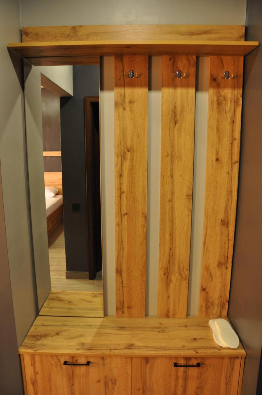Full House Capsule Hostel Rivne Extérieur photo A room divider