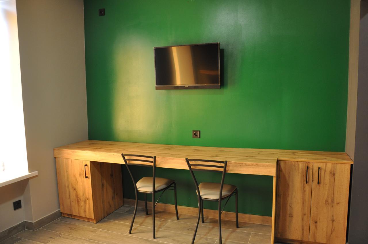 Full House Capsule Hostel Rivne Extérieur photo The green room at the station