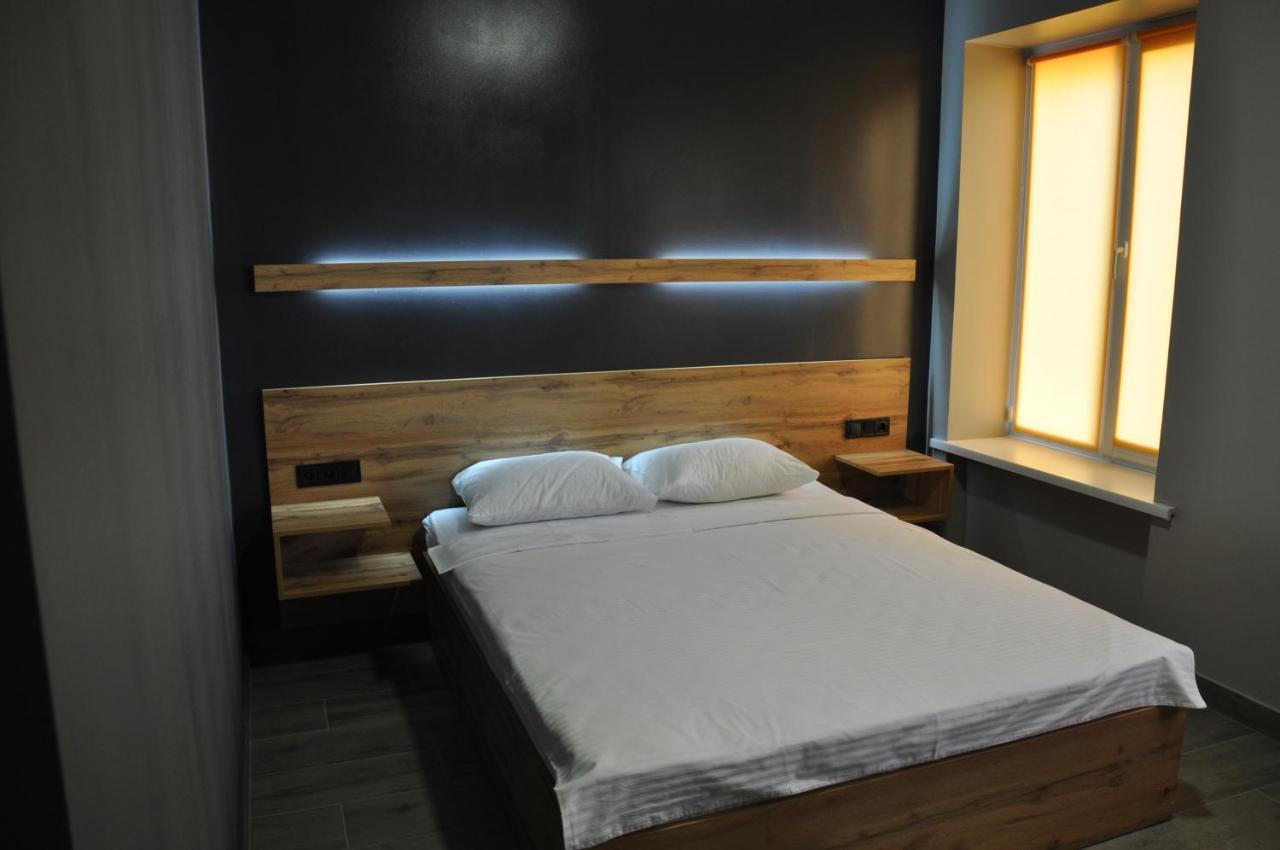 Full House Capsule Hostel Rivne Extérieur photo A bedroom