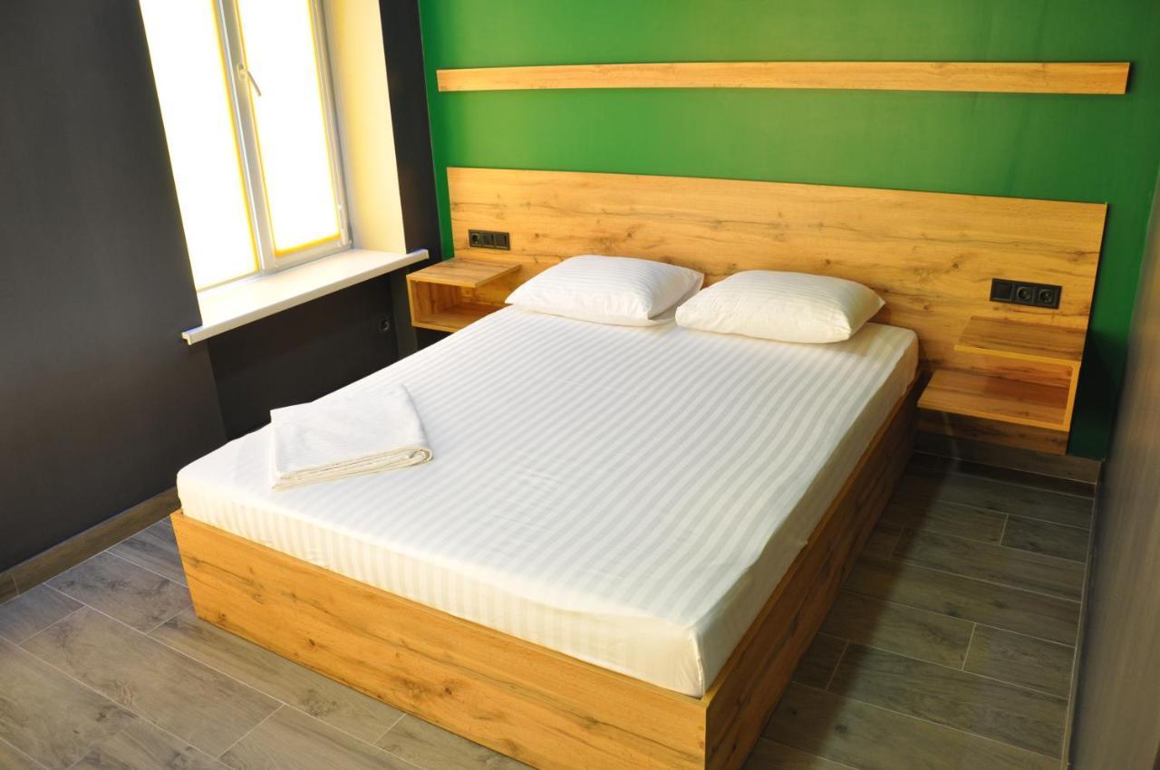 Full House Capsule Hostel Rivne Extérieur photo A bed