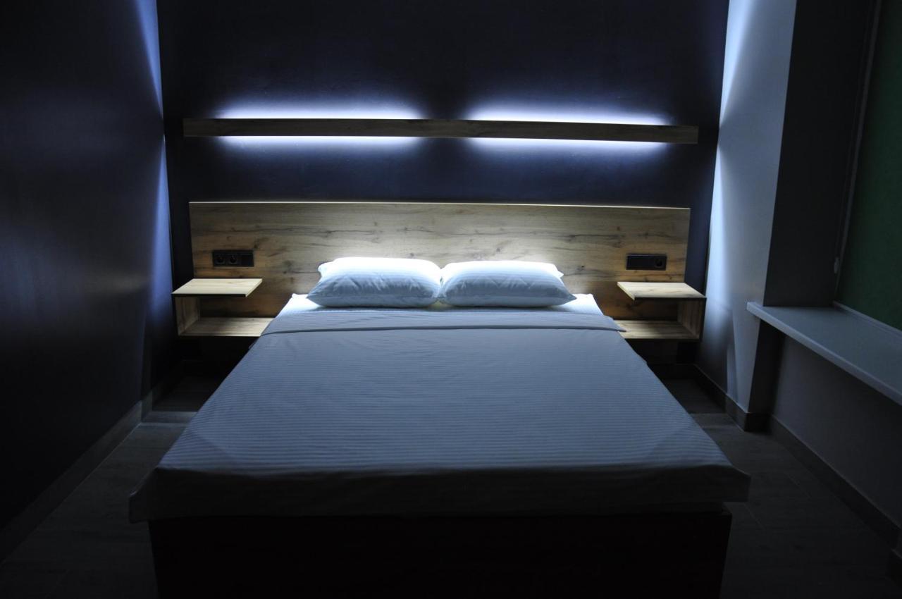 Full House Capsule Hostel Rivne Extérieur photo A bedroom