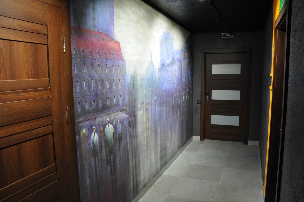Full House Capsule Hostel Rivne Extérieur photo A wall mural in a hotel