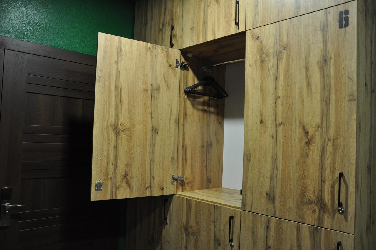 Full House Capsule Hostel Rivne Extérieur photo A wooden locker