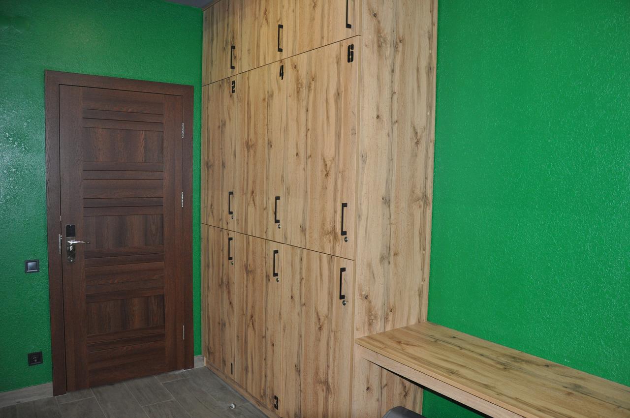Full House Capsule Hostel Rivne Extérieur photo A locker room
