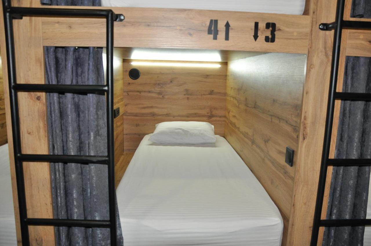 Full House Capsule Hostel Rivne Extérieur photo A capsule bed