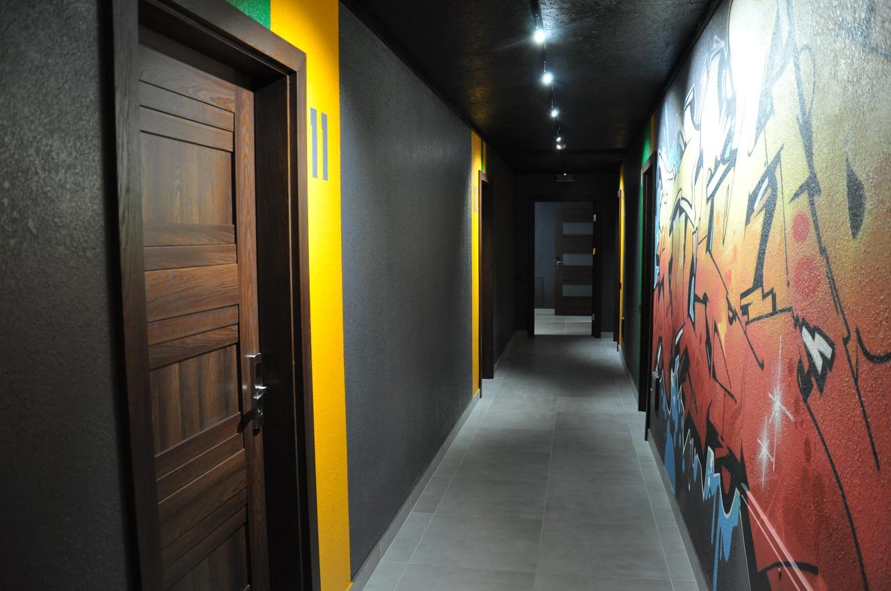 Full House Capsule Hostel Rivne Extérieur photo Corridor of the hotel