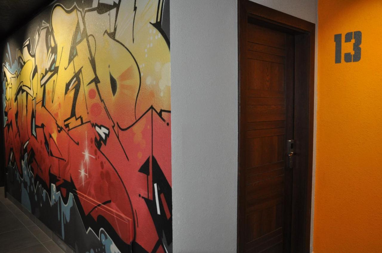 Full House Capsule Hostel Rivne Extérieur photo A door in the hostel