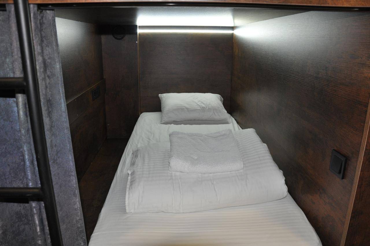Full House Capsule Hostel Rivne Extérieur photo A capsule hotel room