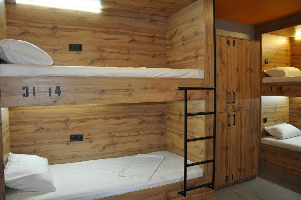 Full House Capsule Hostel Rivne Extérieur photo A typical bunk bed