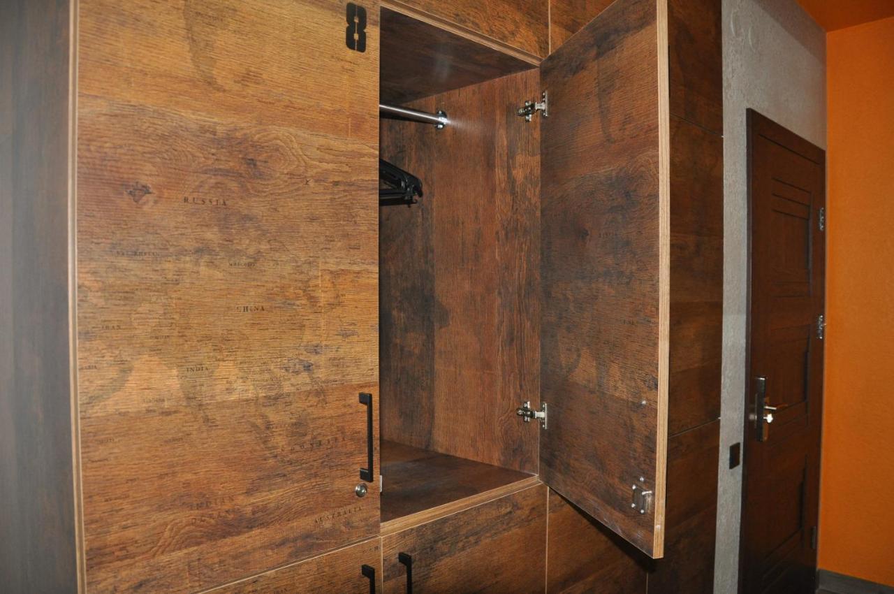 Full House Capsule Hostel Rivne Extérieur photo A wardrobe