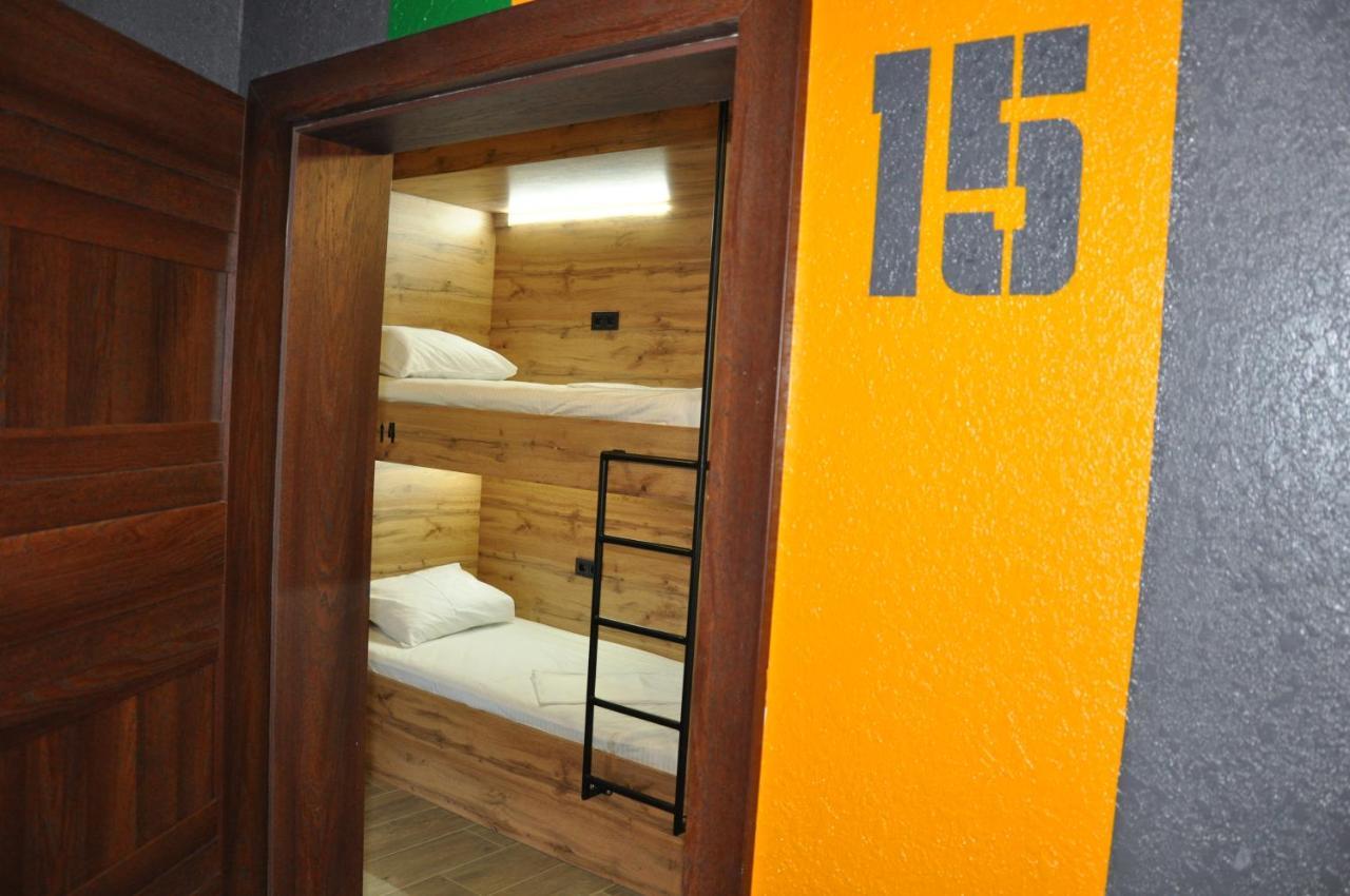 Full House Capsule Hostel Rivne Extérieur photo A typical room at the hostel