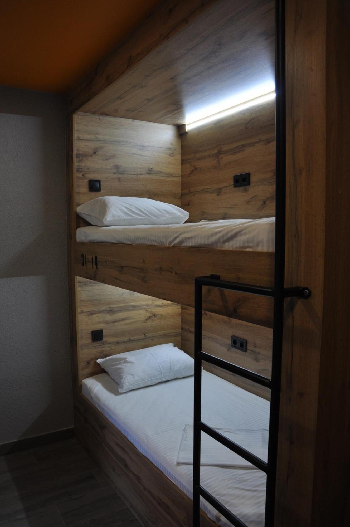 Full House Capsule Hostel Rivne Extérieur photo Hostel beds