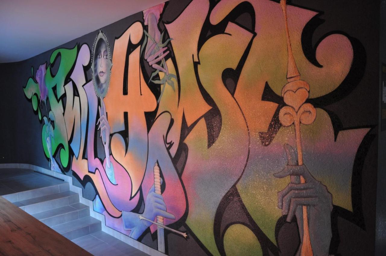 Full House Capsule Hostel Rivne Extérieur photo A mural by the artist