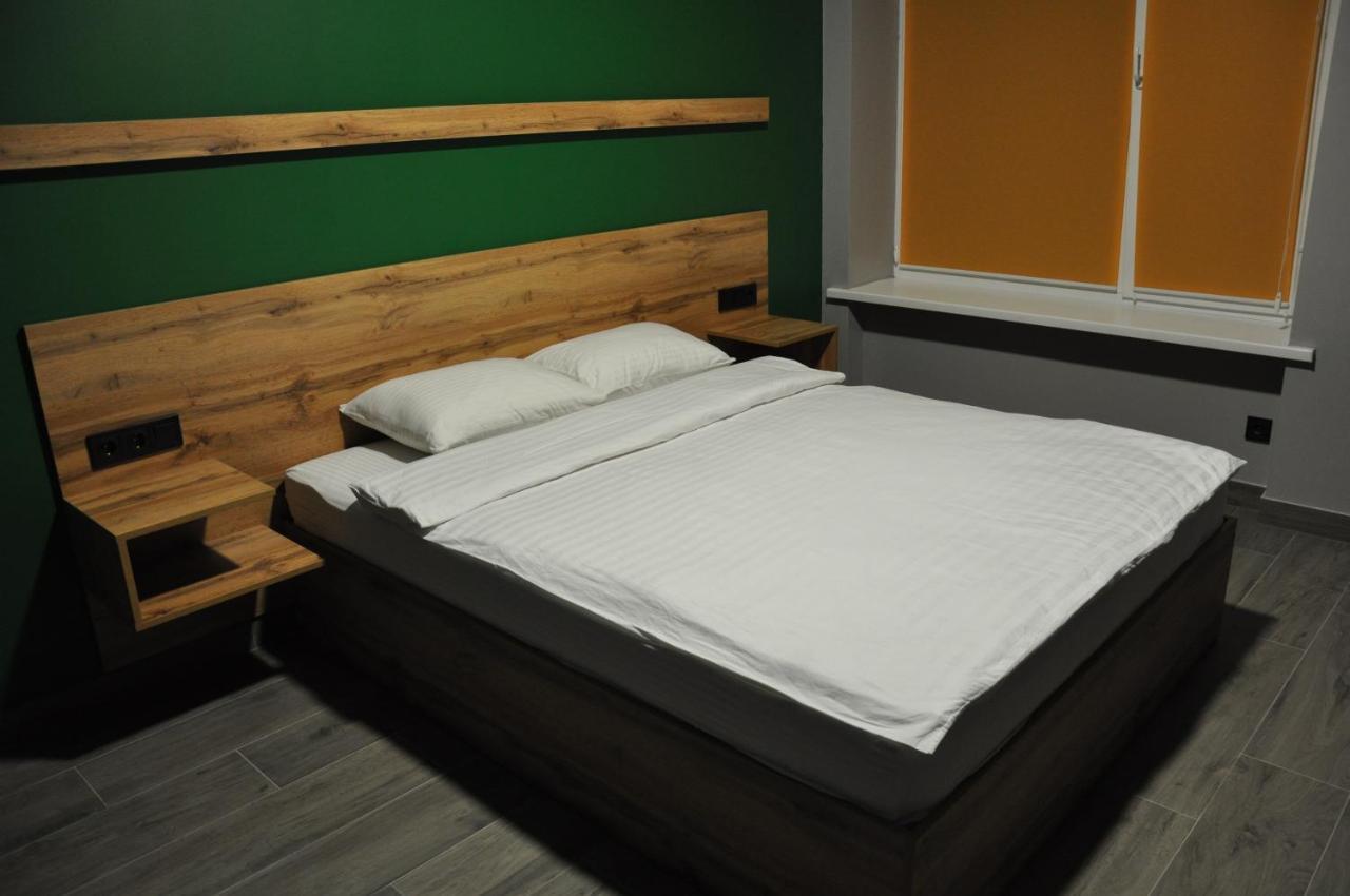 Full House Capsule Hostel Rivne Extérieur photo A bed